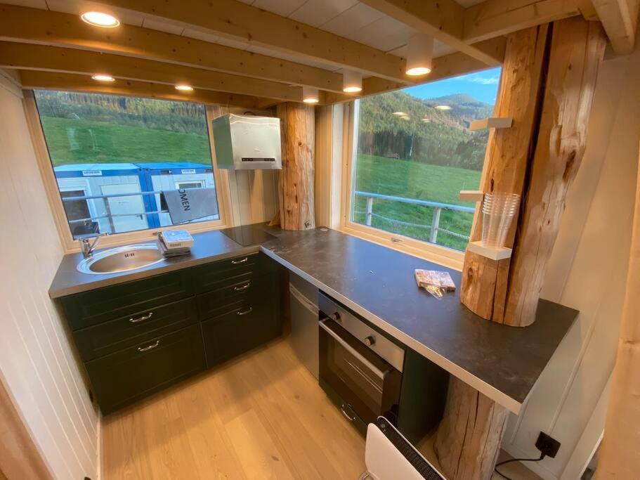 Minihus Med Drommeutsikt Til Sunnmorsalpene Apartment Aure  ภายนอก รูปภาพ
